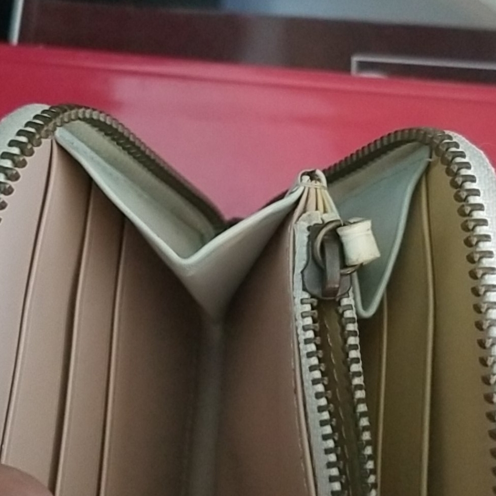 Marc Jacobs White Leather Zipper Wallet - Picture 9 of 12